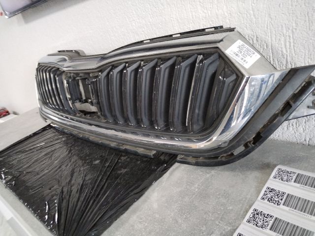 bontott SKODA OCTAVIA IV Hűtőrács