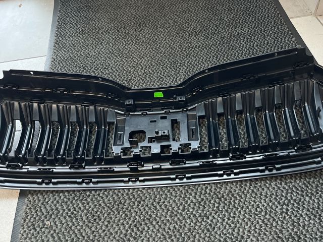 bontott SKODA OCTAVIA IV Hűtőrács