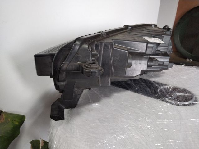 bontott SKODA OCTAVIA IV Jobb Fényszóró