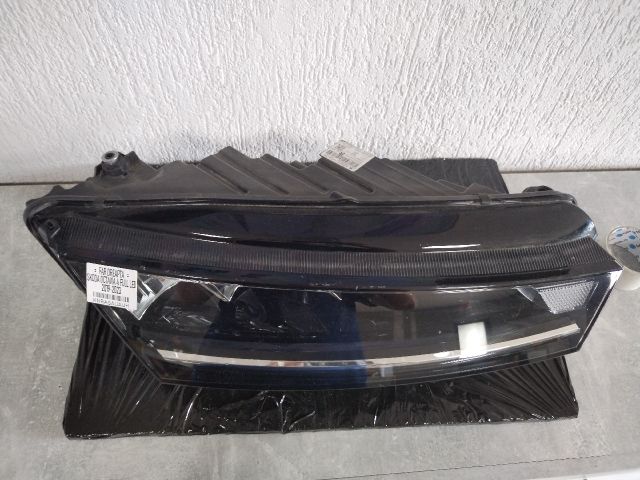 bontott SKODA OCTAVIA IV Jobb Fényszóró