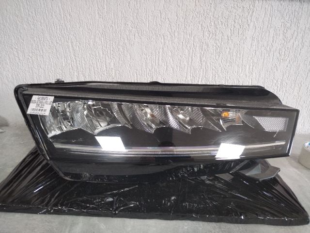 bontott SKODA OCTAVIA IV Jobb Fényszóró