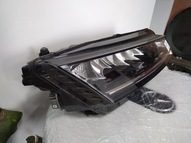 bontott SKODA OCTAVIA IV Jobb Fényszóró