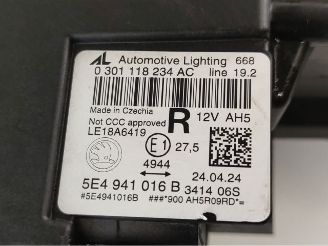 bontott SKODA OCTAVIA IV Jobb Fényszóró