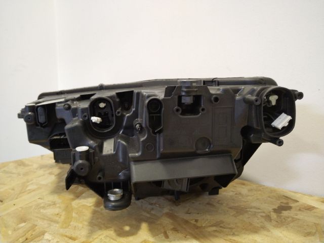 bontott SKODA OCTAVIA IV Jobb Fényszóró