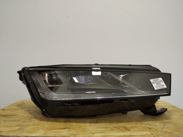 bontott SKODA OCTAVIA IV Jobb Fényszóró