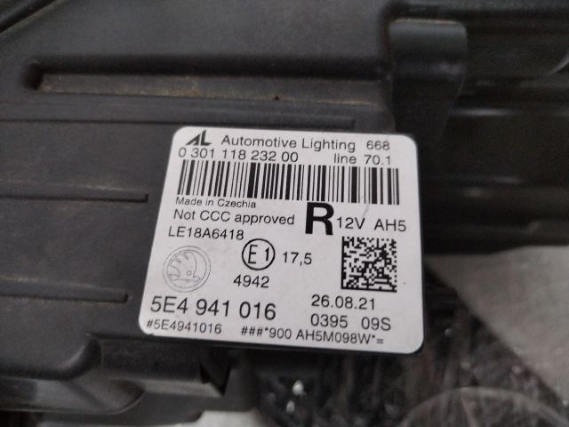 bontott SKODA OCTAVIA IV Jobb Fényszóró