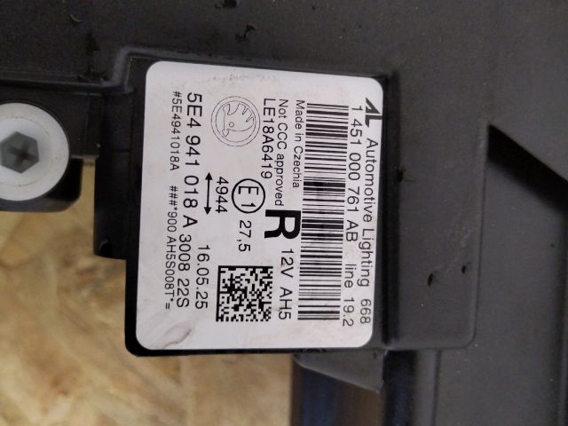 bontott SKODA OCTAVIA IV Jobb Fényszóró