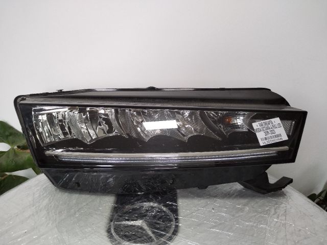 bontott SKODA OCTAVIA IV Jobb Fényszóró