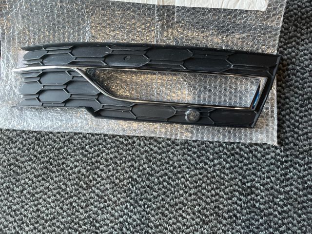 bontott SKODA OCTAVIA IV Jobb Ködlámpa Rács