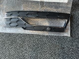 bontott SKODA OCTAVIA IV Jobb Ködlámpa Rács