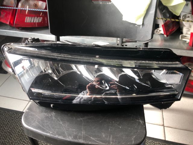 bontott SKODA OCTAVIA IV Jobb Ledes Fényszóró