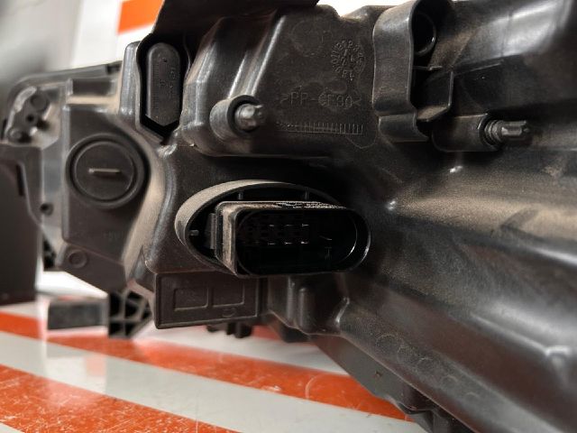 bontott SKODA OCTAVIA IV Jobb Ledes Fényszóró