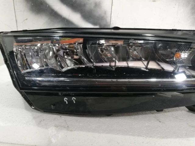 bontott SKODA OCTAVIA IV Jobb Ledes Fényszóró