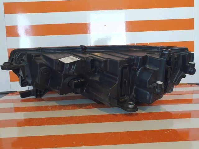 bontott SKODA OCTAVIA IV Jobb Ledes Fényszóró