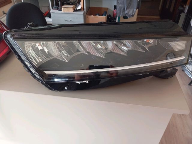 bontott SKODA OCTAVIA IV Jobb Ledes Fényszóró