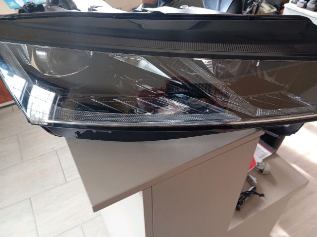 bontott SKODA OCTAVIA IV Jobb Ledes Fényszóró