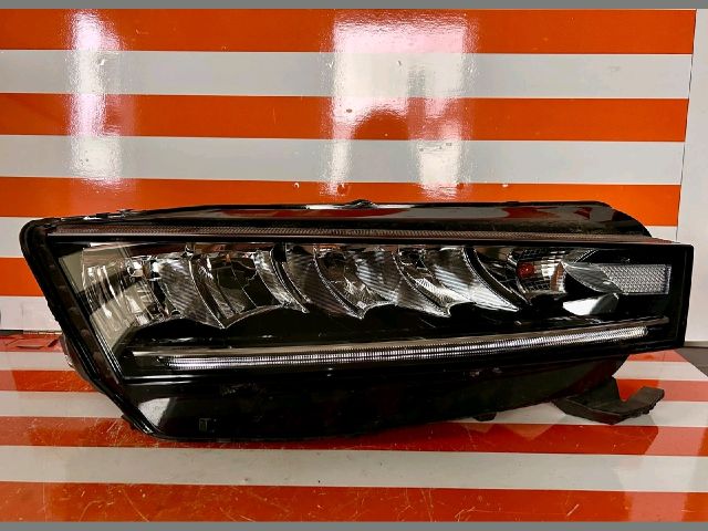bontott SKODA OCTAVIA IV Jobb Ledes Fényszóró