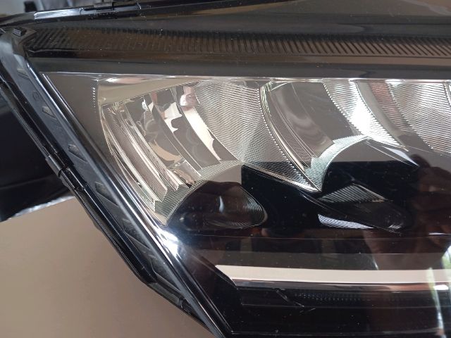 bontott SKODA OCTAVIA IV Jobb Ledes Fényszóró