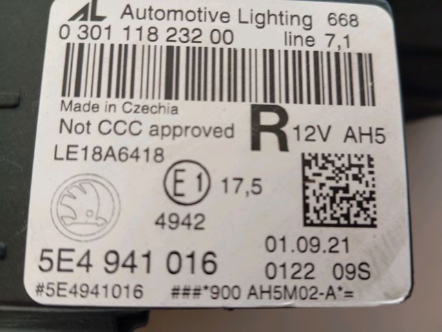 bontott SKODA OCTAVIA IV Jobb Ledes Fényszóró