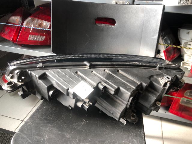 bontott SKODA OCTAVIA IV Jobb Ledes Fényszóró