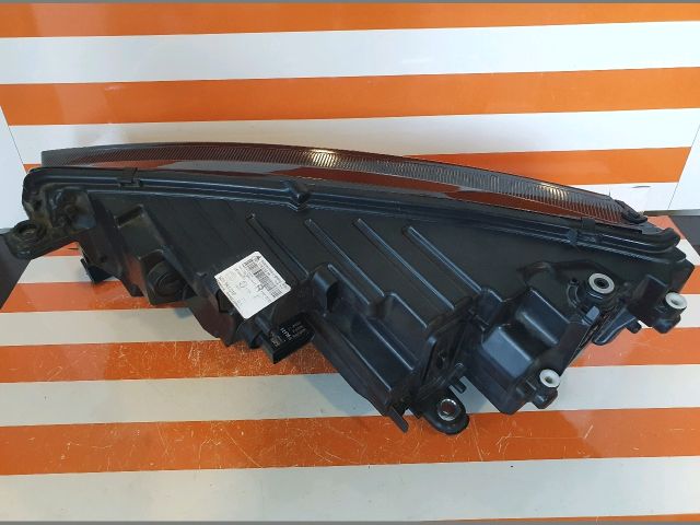 bontott SKODA OCTAVIA IV Jobb Ledes Fényszóró