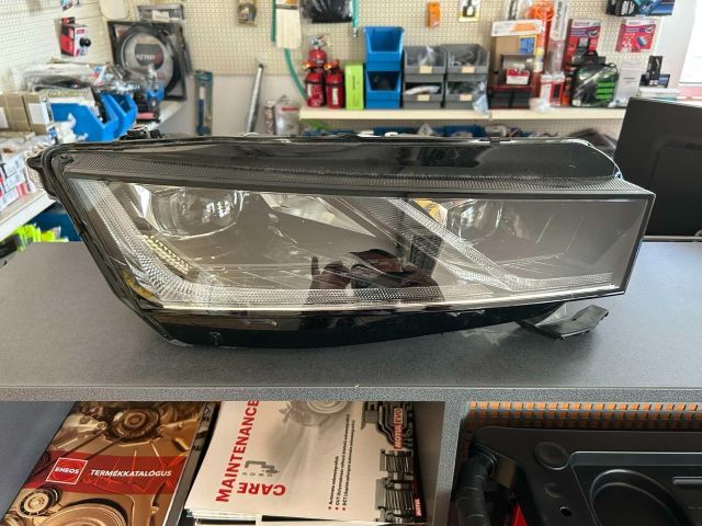 bontott SKODA OCTAVIA IV Jobb Ledes Fényszóró