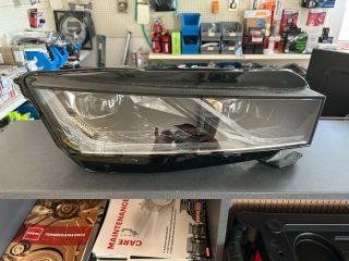 bontott SKODA OCTAVIA IV Jobb Ledes Fényszóró