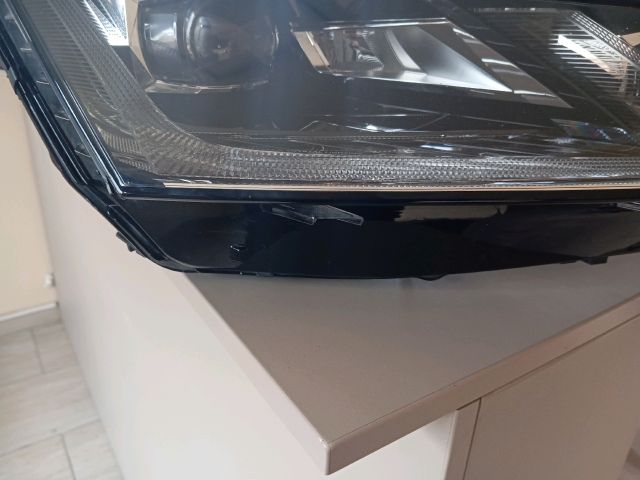 bontott SKODA OCTAVIA IV Jobb Ledes Fényszóró