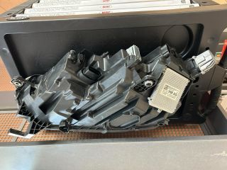 bontott SKODA OCTAVIA IV Jobb Ledes Fényszóró