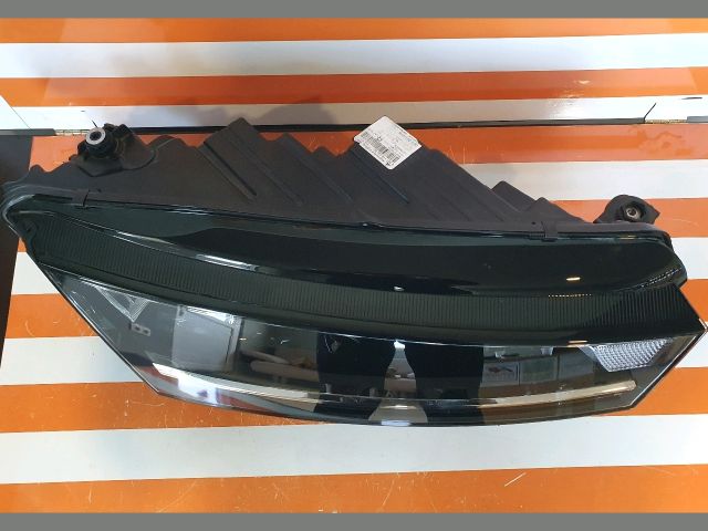 bontott SKODA OCTAVIA IV Jobb Ledes Fényszóró