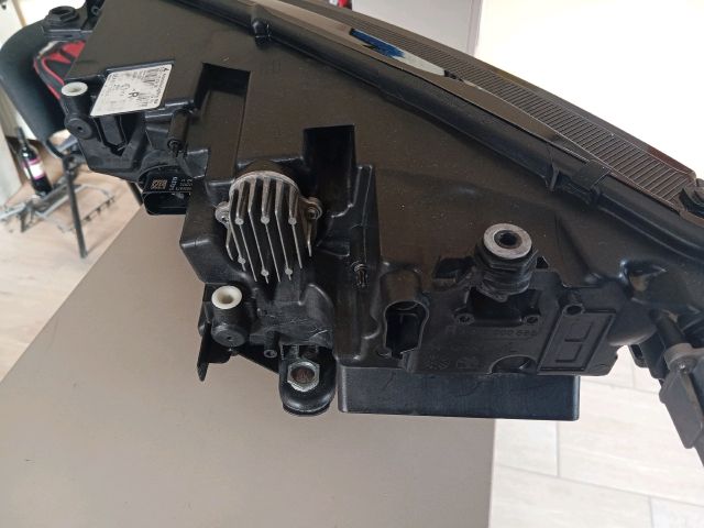 bontott SKODA OCTAVIA IV Jobb Ledes Fényszóró