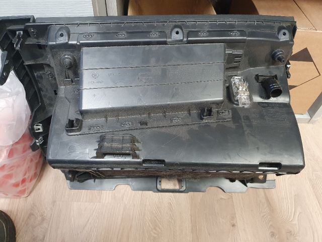 bontott SKODA OCTAVIA IV Kesztyűtartó