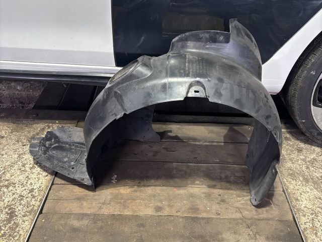 bontott SKODA RAPID Bal első Dobbetét (Kerékjárati, Műanyag)