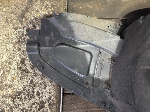 bontott SKODA RAPID Bal első Dobbetét (Kerékjárati, Műanyag)