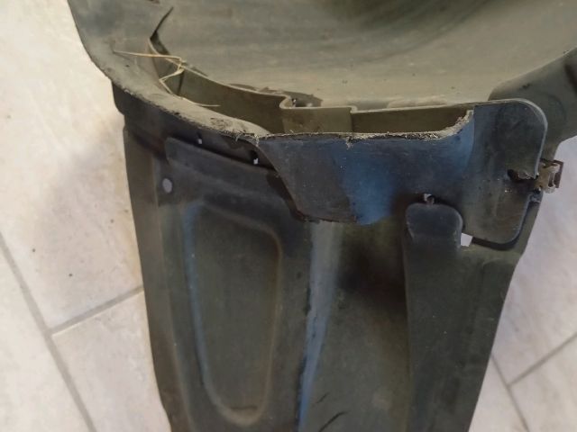 bontott SKODA RAPID Bal első Első Dobbetét (Kerékjárati, Műanyag)