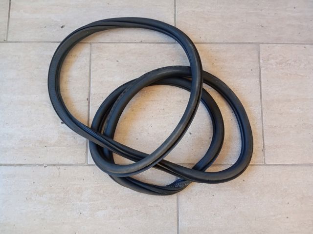 bontott SKODA RAPID Bal hátsó Gumikéder