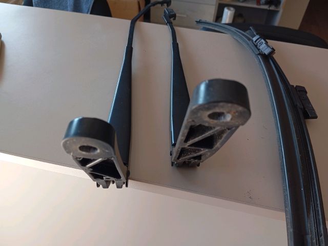 bontott SKODA RAPID Első Ablaktörlő Kar