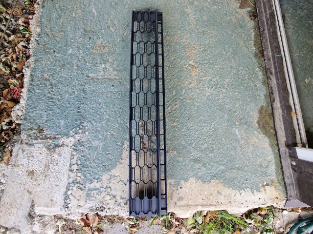 bontott SKODA RAPID Első Lökhárító Alsó Középső Díszrács