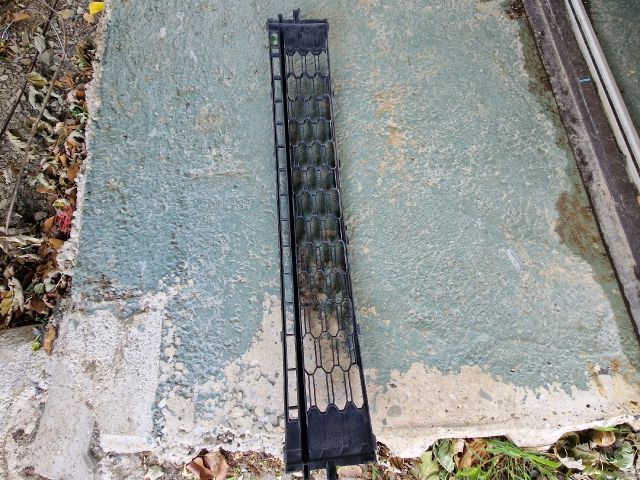 bontott SKODA RAPID Első Lökhárító Alsó Középső Díszrács