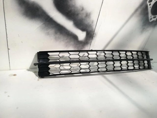 bontott SKODA RAPID Első Lökhárító Alsó Középső Díszrács