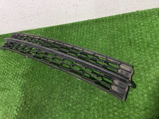 bontott SKODA RAPID Első Lökhárító Alsó Középső Díszrács