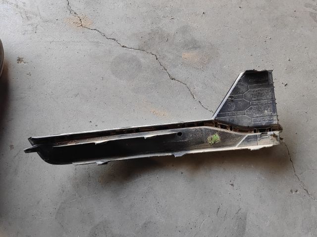 bontott SKODA RAPID Első Lökhárító Bal Díszrács