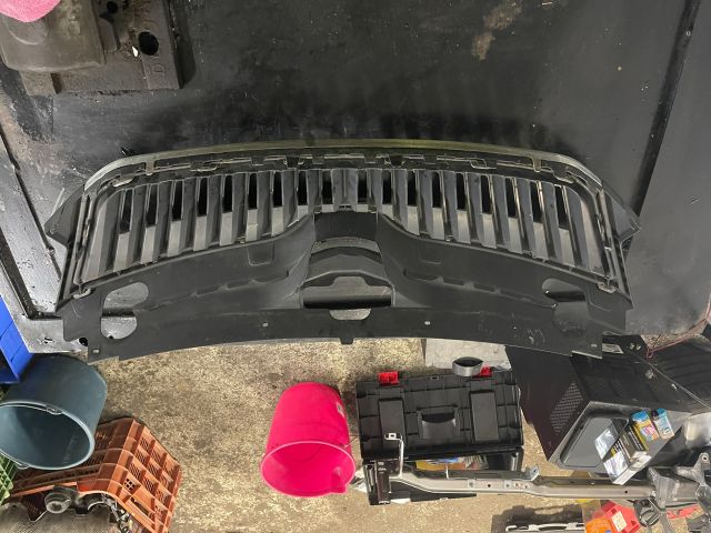 bontott SKODA RAPID Hűtőrács