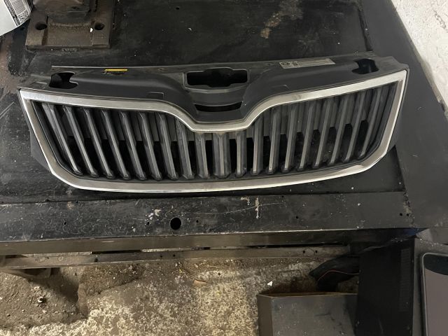 bontott SKODA RAPID Hűtőrács
