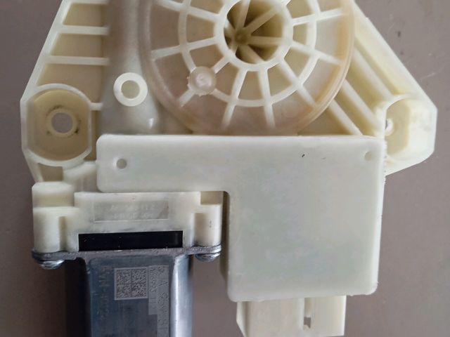 bontott SKODA RAPID Jobb első Ablakemelő Motor