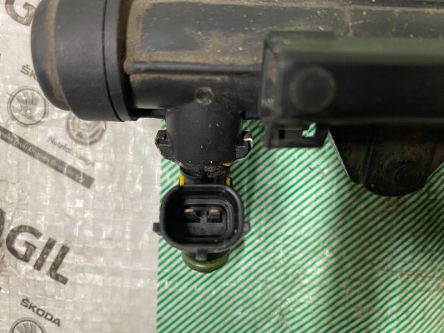 bontott SKODA ROOMSTER Porlasztó Sor / Híd