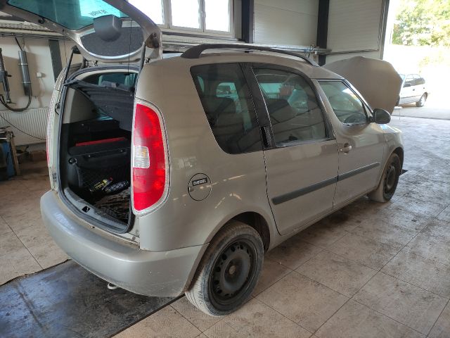 bontott SKODA ROOMSTER Biztosítéktábla Motortér