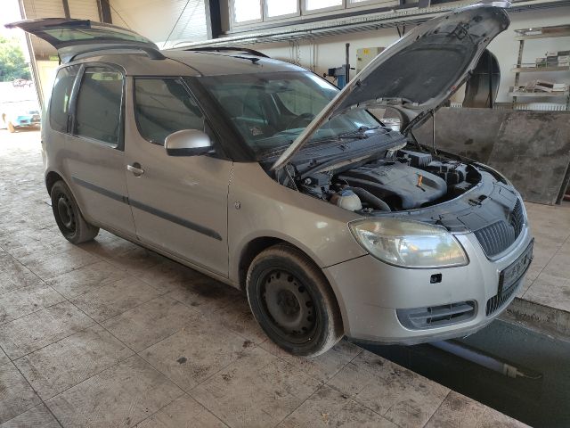 bontott SKODA ROOMSTER Biztosítéktábla Motortér