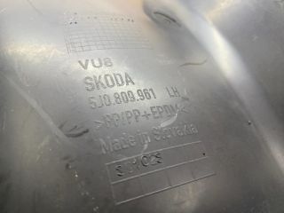 bontott SKODA ROOMSTER Bal első Dobbetét (Kerékjárati, Műanyag)