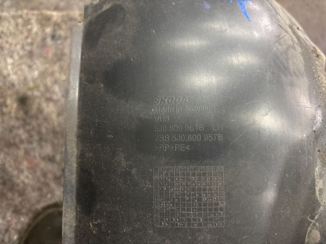 bontott SKODA ROOMSTER Bal első Dobbetét (Kerékjárati, Műanyag)